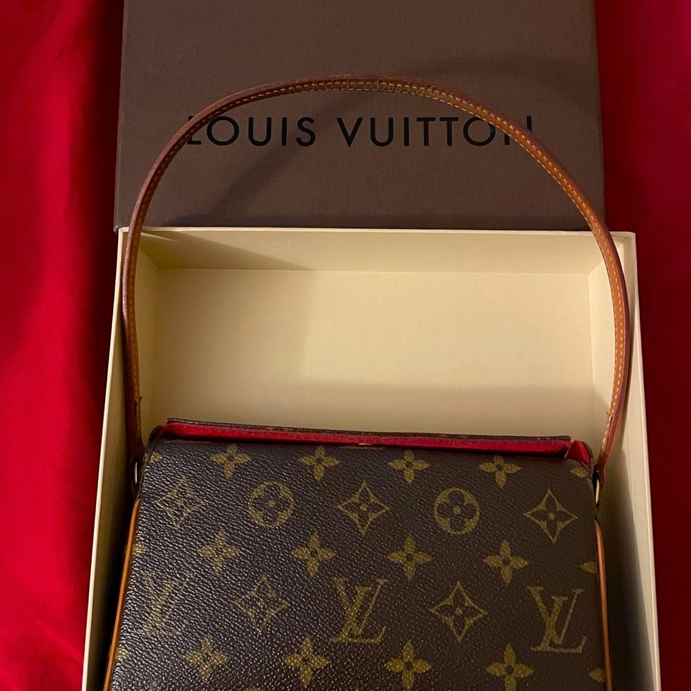 2004 LOUIS VUITTON Recital bag with monologue print. France. Stamp MI0034.